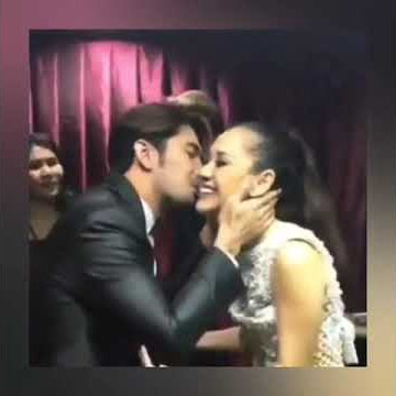 Reza Rahadian dan Bunga Citra lestari berpelukan mesra