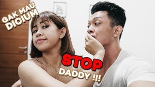 Download lagu SEHARIAN TOLAK CIUMAN SUAMI KEPO SAMA REAKSINYA MP3 SEHARIAN TOLAK CIUMAN SUAMI KEPO SAMA REAKSINYA