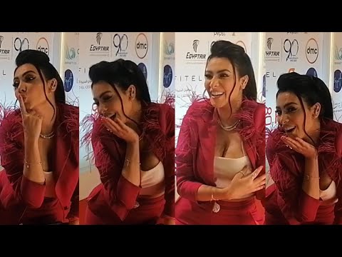 حركات مثيرة للنجمة ميرهان حسين على السجادة الحمراء فى مهرجان القاهرة السينمائي