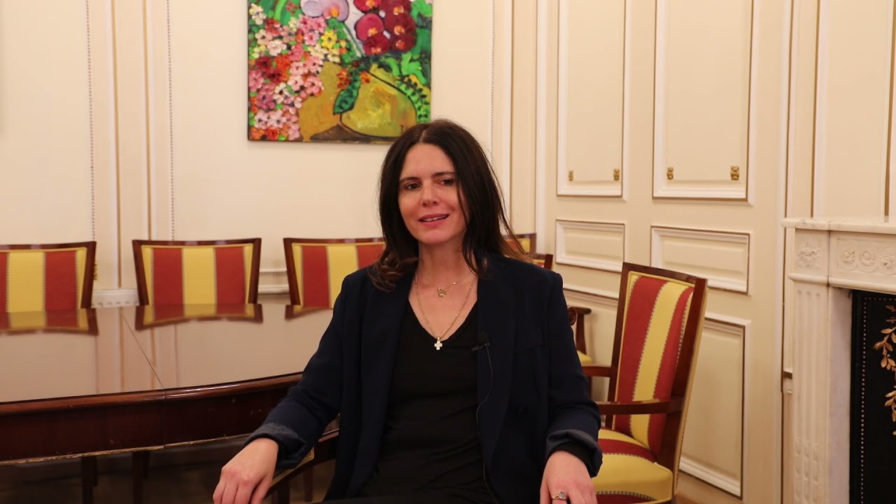 La réalisatrice Anne-Laure Bonnel adresse un message vidéo aux spectateurs de la Maison russe