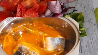 pika hivi mchuzi wa samaki mbichi aina ya kambale ni mtamu  sana😋