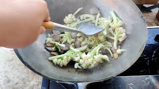 Beef Balls stir fry Chinese Cauliflower (台山菜花炒牛肉丸）