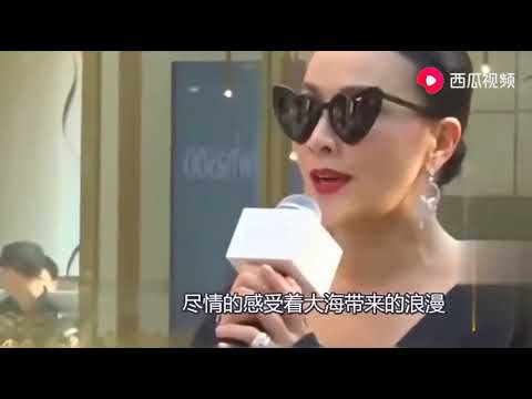 53岁刘嘉玲晒海滩漫步照，网友：大长腿好美   西瓜视频