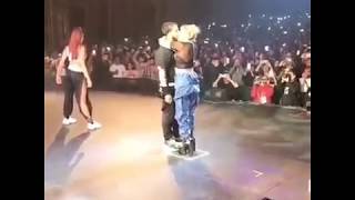 Karol G Y Anuel AA Besandose En Tarima