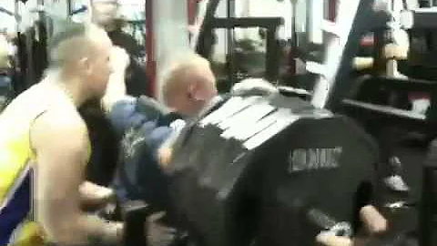 Stephen alder squating 300kg