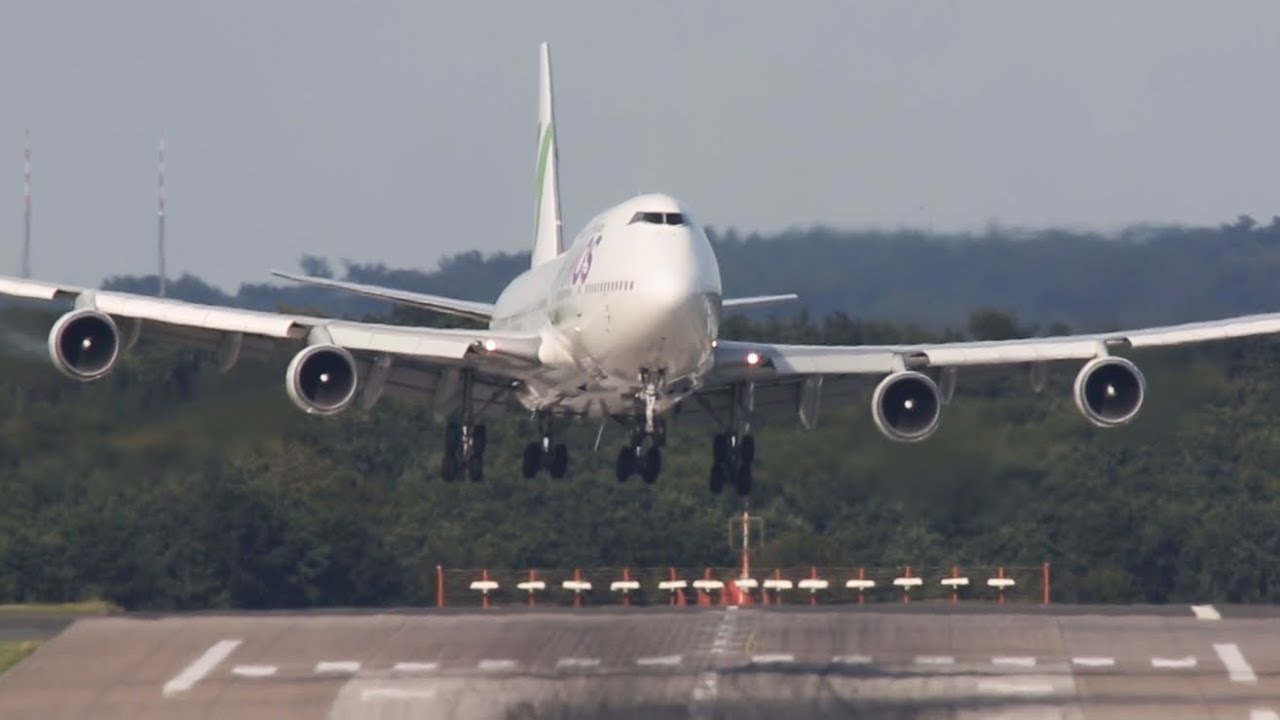 Boeing 747 CROSSWIND Landing at Düsseldorf - YouTube