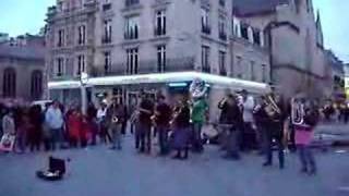 Video-Miniaturansicht von „les boules de feu place d'erlon (mars 08)“