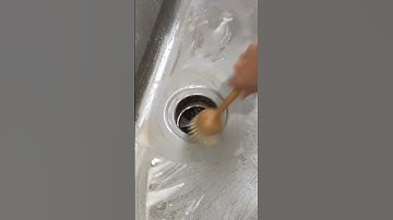 Clean your sink with Baking Soda 👏🏻 #cleaninghacks #tips #lifehacks #shorts