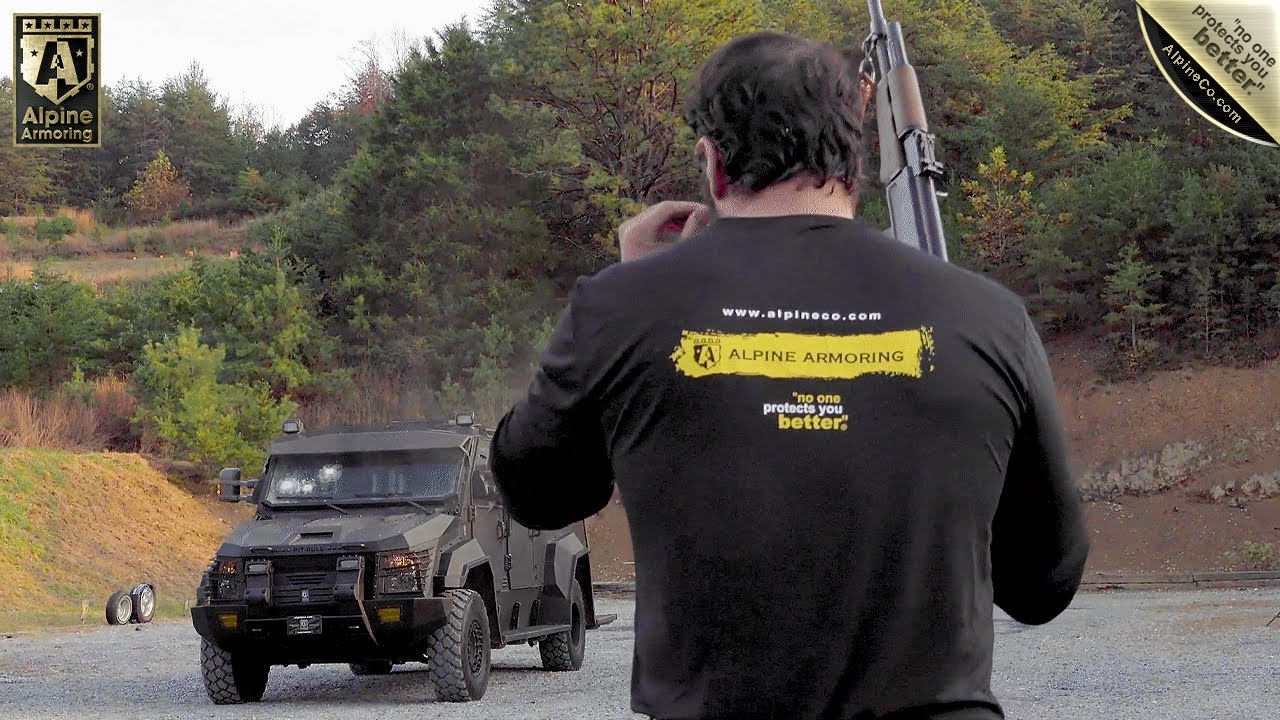 Генеральный директор Alpine Armoring сидит в грузовике спецназа Pitbull во время боевых стрельб