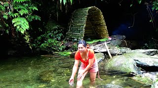 Solo Bushcraft Building shelter next to river in the forest - Build a warm survival shelter