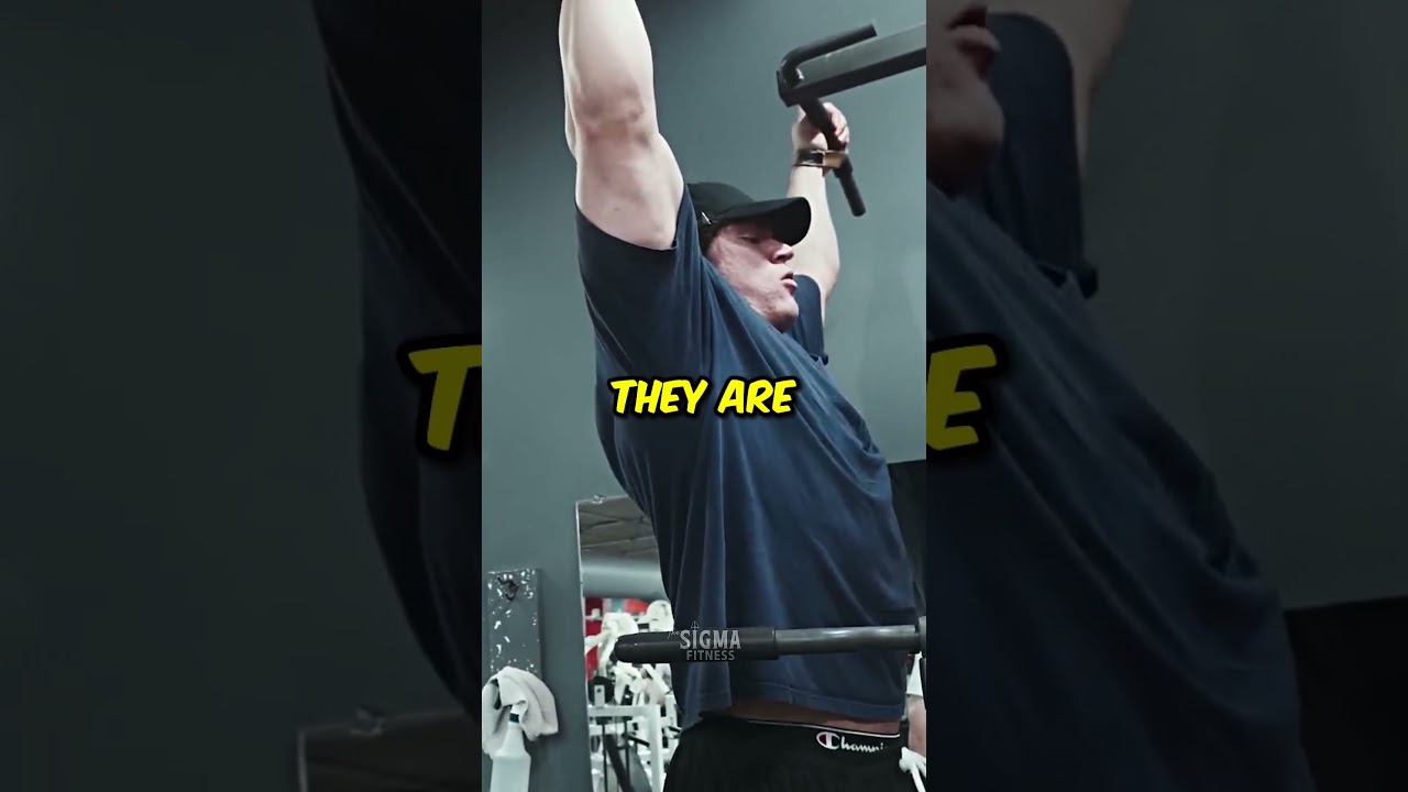 Remo sentado en polea en una rutina de espalda inspirada en Sam Sulek