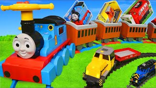 قطار يسلم ألعابا ً للأطفال