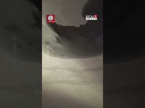 نازحة فلسطينية توثق تسرب مياه الأمطار إلى خيمتها في دير البلح منخفض جوي ضرب المنطقة