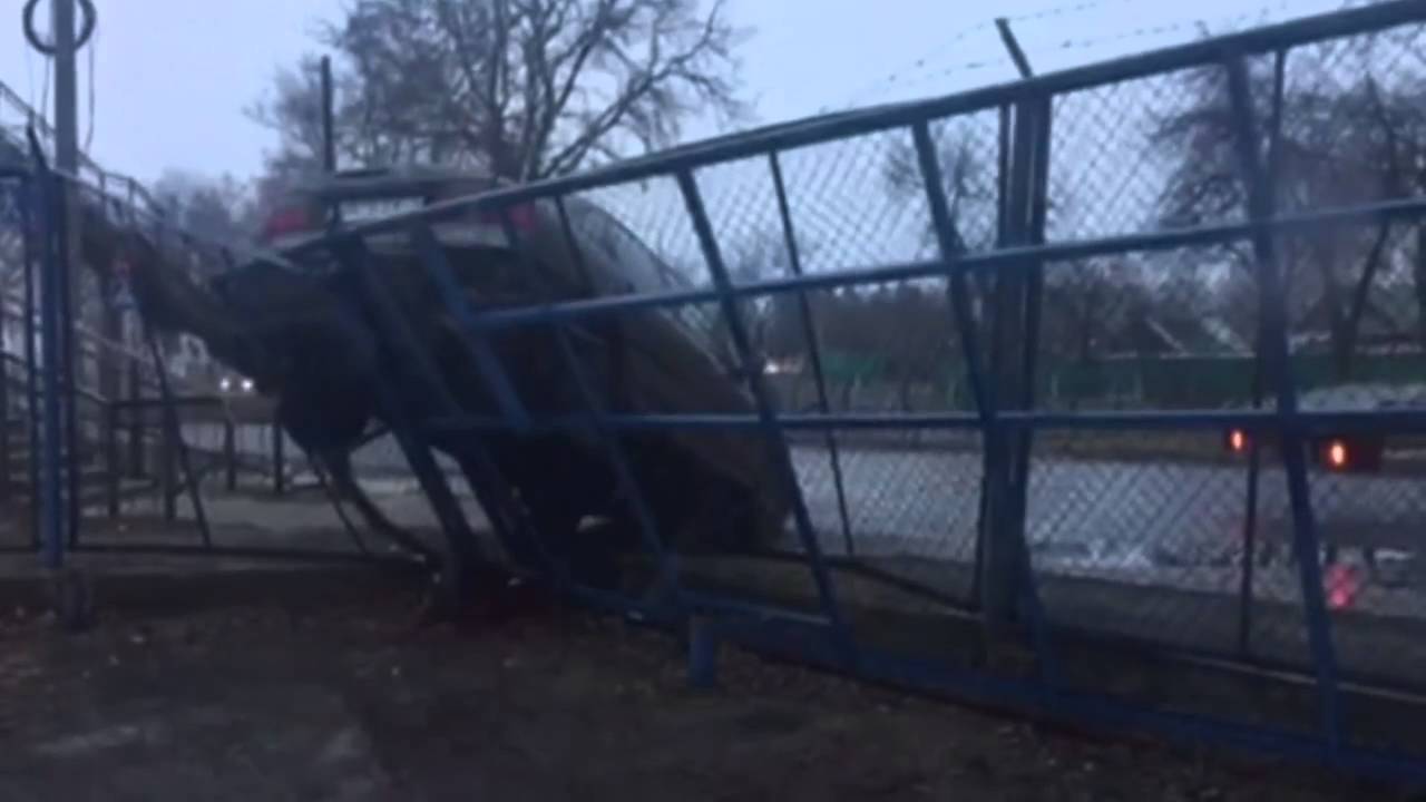 ДТП Гомель 29 02 2016 На лабутенах заехала задним ходом на забор стоянки ДТП Гомель 29 02 2016 На лабутенах заехала задним ходом на забор стоянки