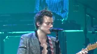 Video thumbnail of "JUST A LITTLE BIT OF YOUR HEART - Harry Styles live in Paris - 13/03/2018"