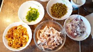 Простой салат с куриной грудкой и омлетом Простой салат с куриной грудкой и омлетом