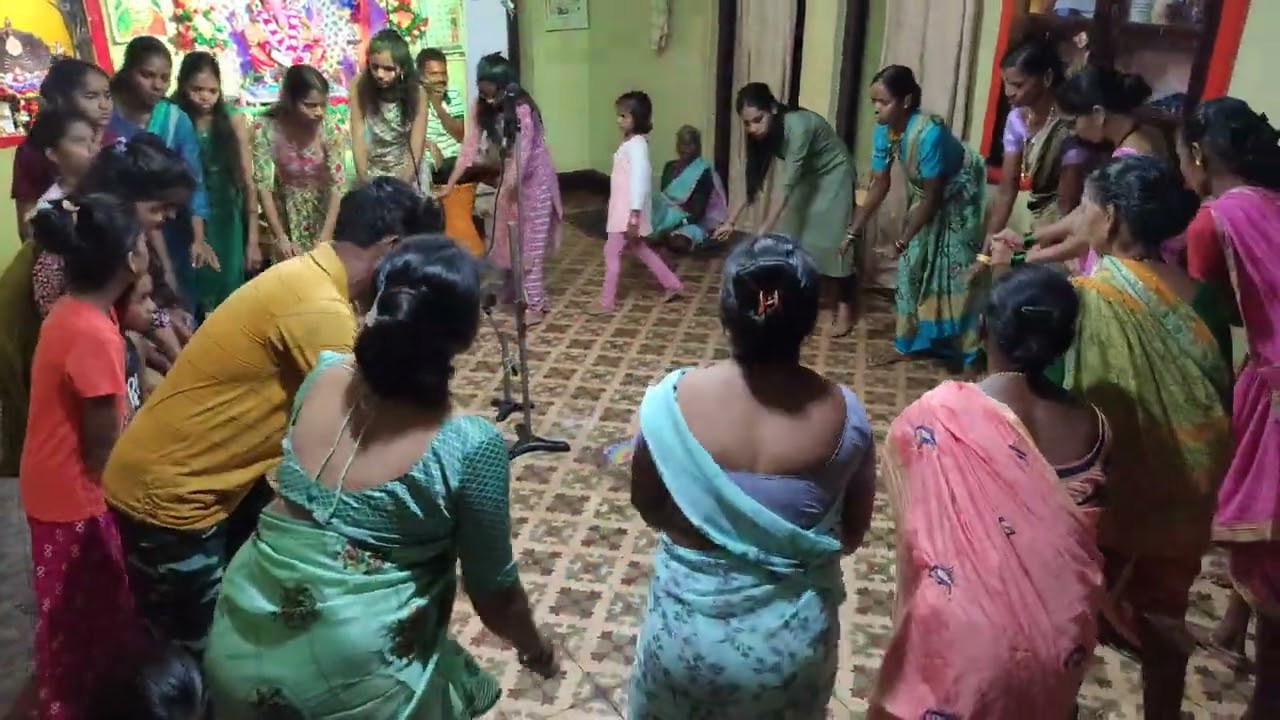 आली गौर गणपती आपुल्या घरा ग बहिणी चल जाऊ गौरीच्या पाया एक सुंदर गान