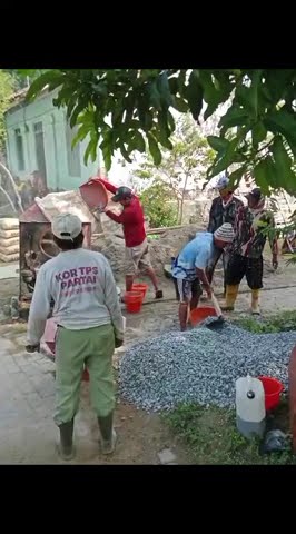 Kades Gosara Kec.Ciruas turun tangan bersama warga kerja bakti bangun jalan Desa