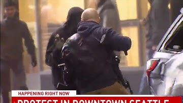 Seattle Security Guard Bravely Disarms Rioters of AR-15 rifles Left in Police Vehicle