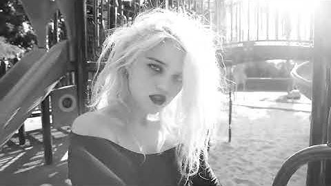 Sky Ferreira - Everything Is Embarrassing