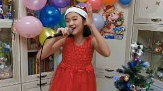 С Новым Годом 2021! Китаянка Исполняет Песню Rockin' Around The Christmas Tree.