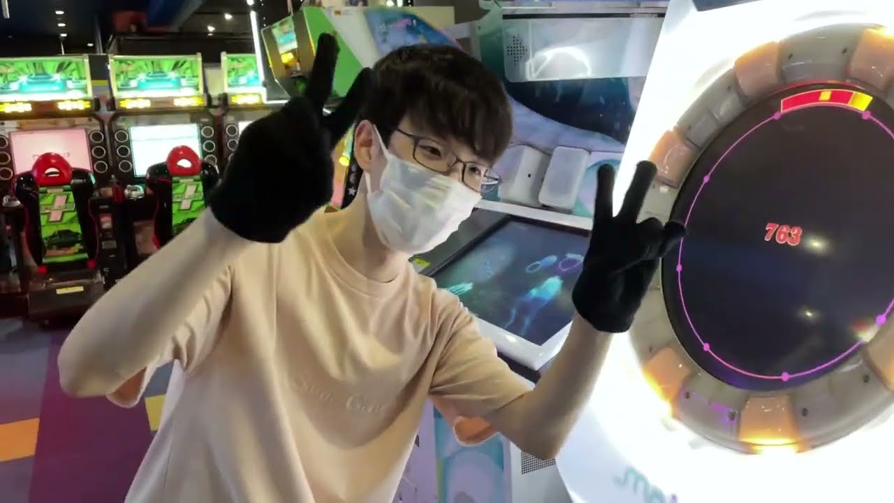 maimaiをプレイする24歳学生さん；；