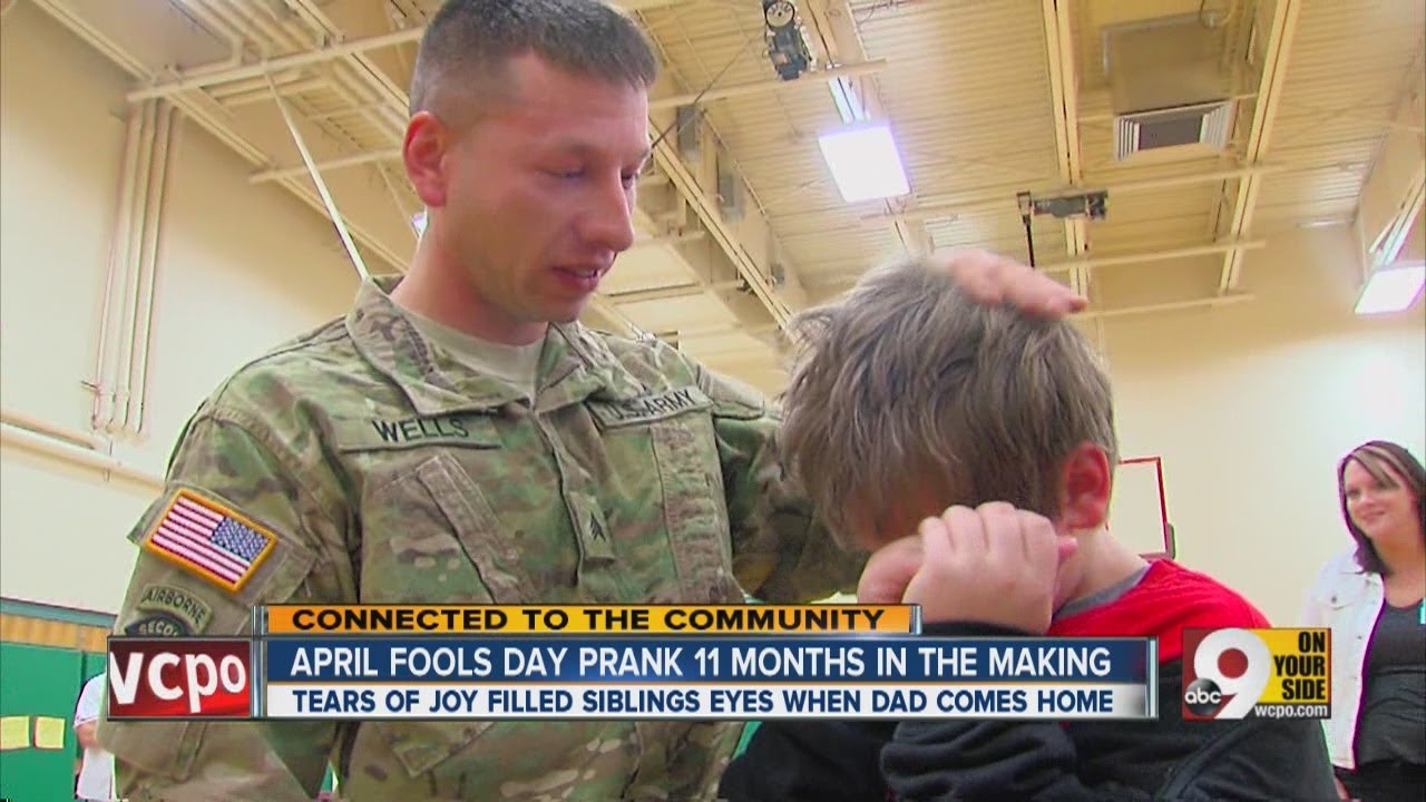 Soldier surprises kids at school