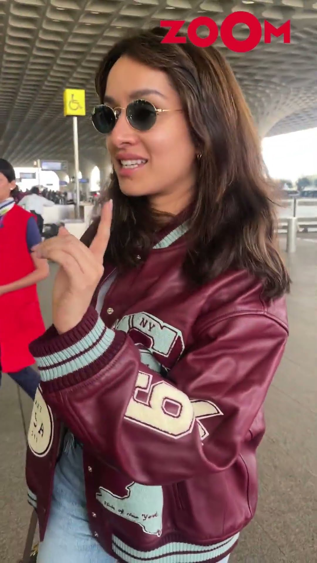Shraddha Kapoor asks paps for the way towards security check at the airport #shorts #shraddhakapoor