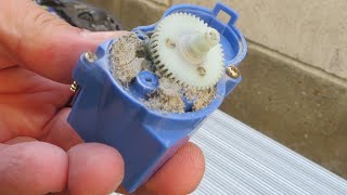 歯車部分の清掃で解消　…　ルンバ（Roomba）の異音（高音）の原因はエッジクリーニングブラシの駆動部（モーター）