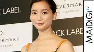 杏、ギャザーたっぷりドレスで華やかに　豪華ジュエリーも　「フォーエバーマーク賞」授賞式