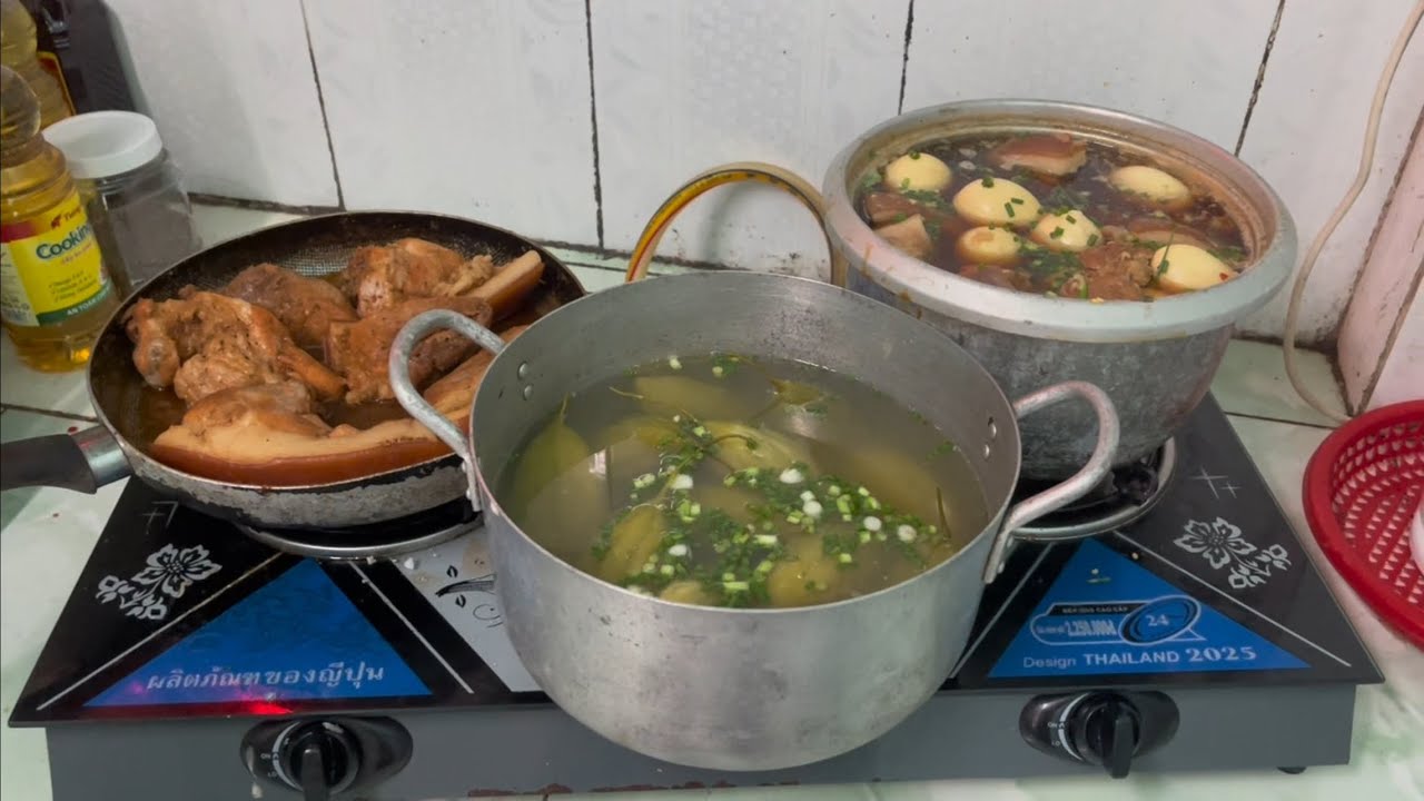 Chuẩn bị thịt kho tàu thịt ram với thô qua hầm ăn Tết Bình ngo