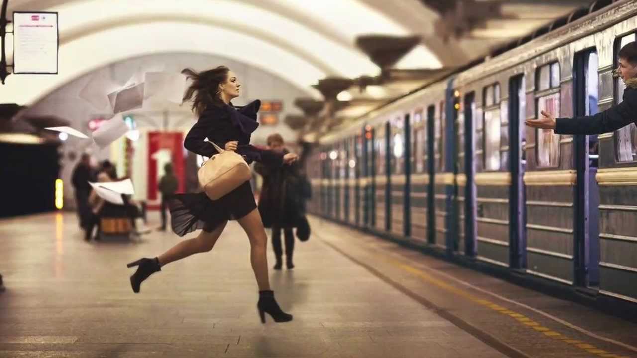 Кинул в метро. Девушка бежит в метро. Девушка бежит за поездом. Люди спешат в метро. Человек бежит на поезд.