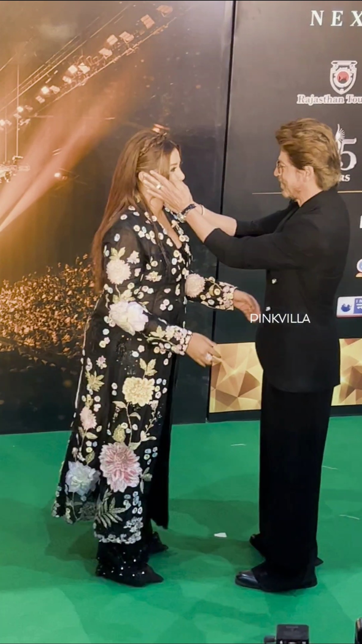 Shah Rukh Khan HUGS \u0026 Blesses Shreya Ghoshal In A VIRAL Video | #shorts #bollywood #viralvideo #srk