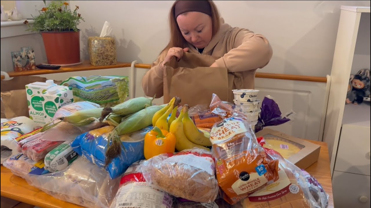 Бесплатное питание в Америке / Нам дали полные сумки еды, рыбы и сладкий пирог в подарок/ Распаковка