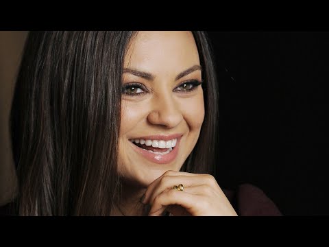 Video: Mila Kunisa Pirmo Reizi Parādās Sabiedrībā Pēc Paziņojuma Par Savu Grūtniecību