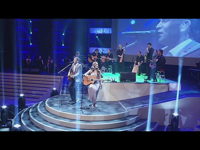 THEUNS JORDAAN, JUANITA DU PLESSIS - Acoustic Medley class=