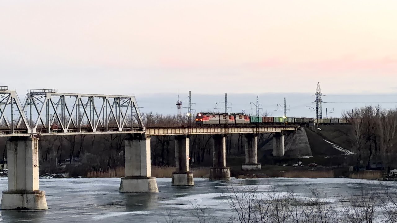 Красивый закат! Электровоз ВЛ80С-?/? С грузовым поездом 