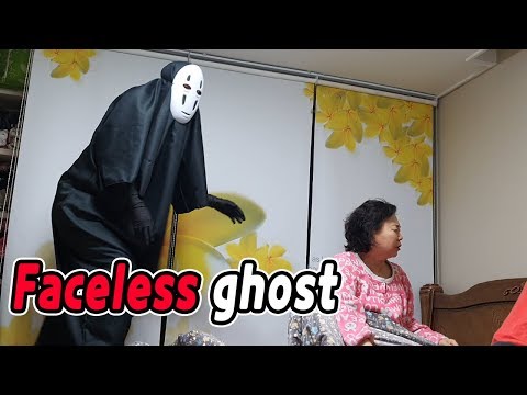 EXTREME Scary &amp;#39;NO FACE Ghost(Kaonashi)&amp;#39; Prank on my Mom! // 가오나시 분장하고 화장실에서 튀어나오기