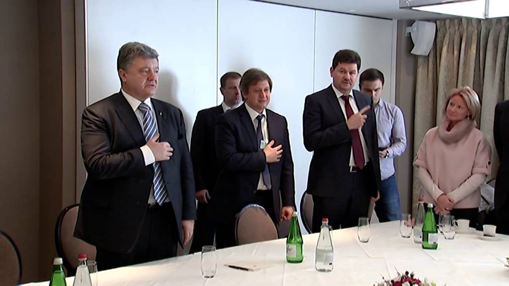 Порошенко поет гимн гифка, днем молодежи
