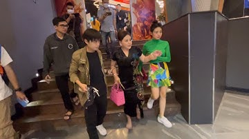 Tuấn Lộc vội cầm giầy giúp mẹ Lê Giang xuống cầu thang khi đi cạnh Lê Lộc nhận cơn mưa lời khen