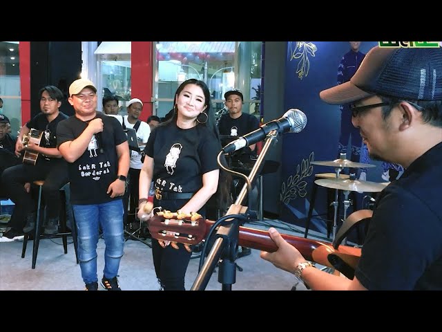 Wali u0026 Fitri Carlina - Sakit Tak Berdarah (Launching Album Wali 20.20) Live class=