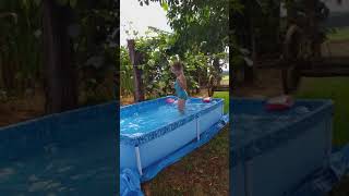 A Felicidade Da Laura Na Piscina