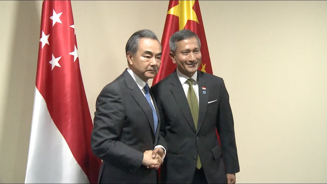 Chinese FM Holds Bilateral Talks with Counterparts in Singapore