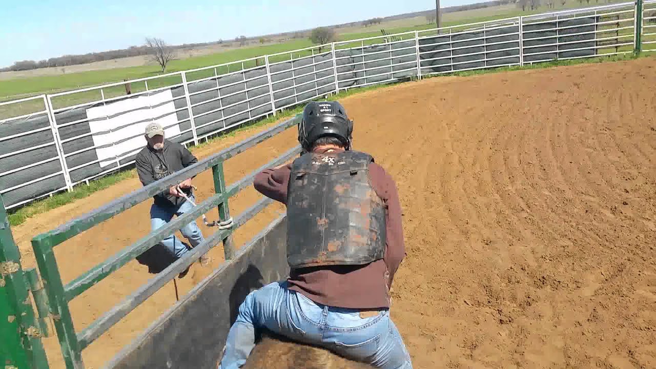 Travis Rainwater Bull Riding - YouTube