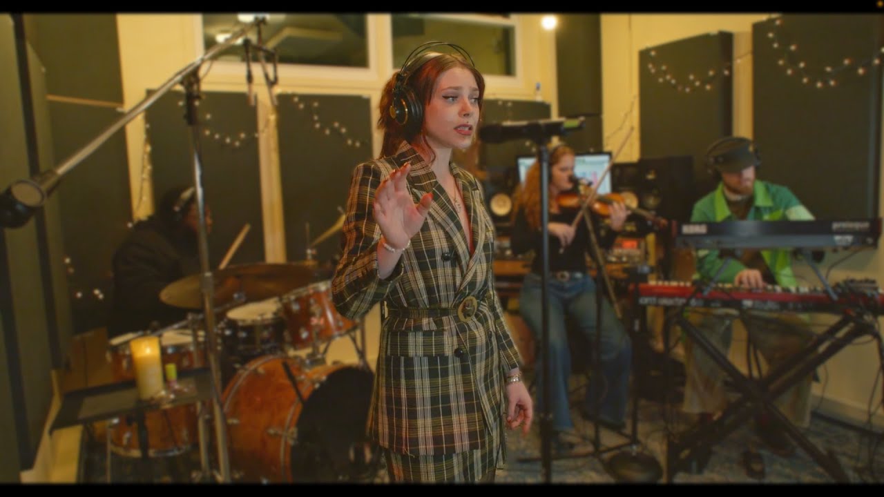 YouTubeでFelicity Estelle "babyblue" NPR Tiny Desk Contest Submission 2025を視聴