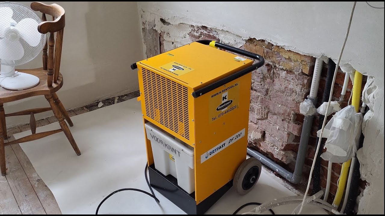 Штукатурка кухни. Ванная без потолка и новая дверь. Ремонт выполнен на 70%