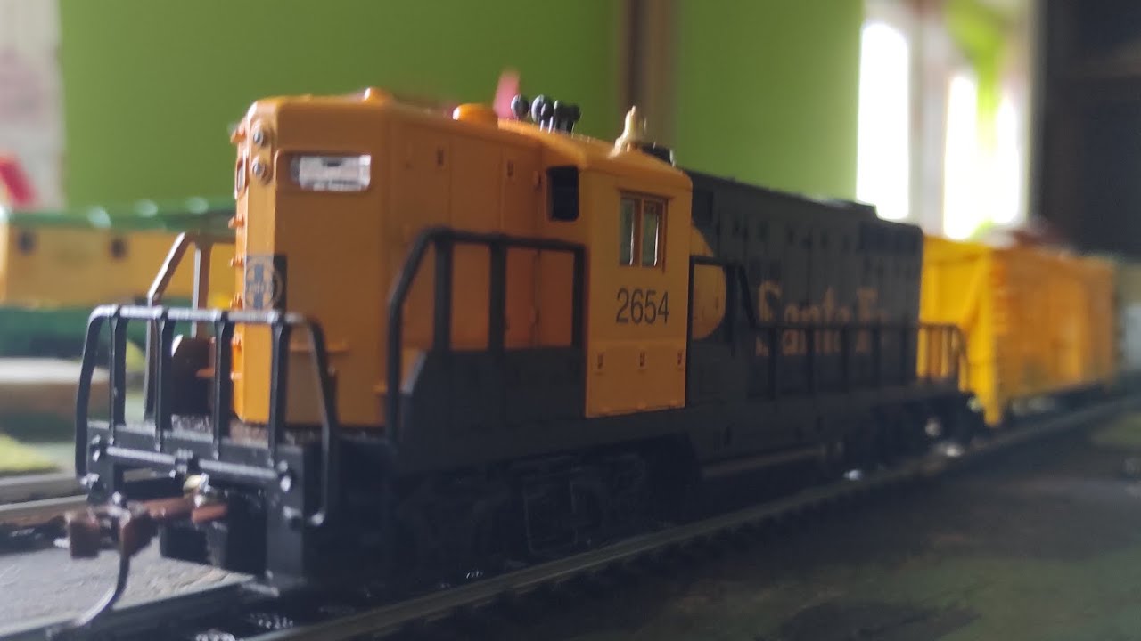 Model Power - EMD GP 18 & boxcar. - YouTube
