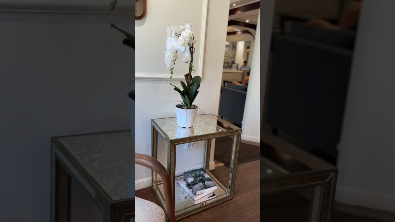 Акцентный стол от американского бренда Uttermost 