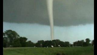 Images impressionnantes d'une tornade