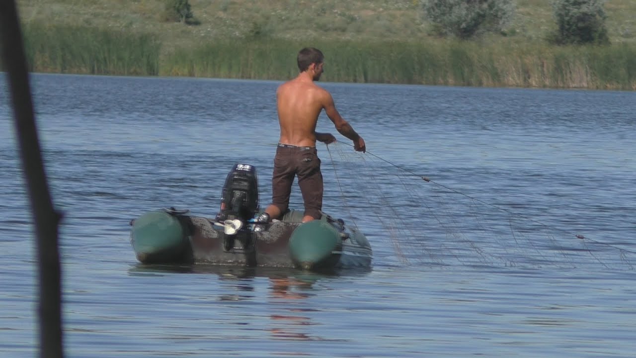 Ловля сетью крупного карпа и толстолобика на частном водоеме .Fishnet, seine.